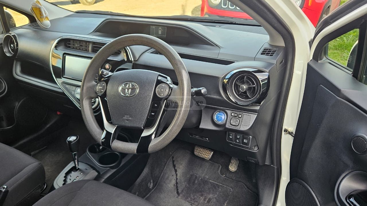 Toyota Aqua - фото 5