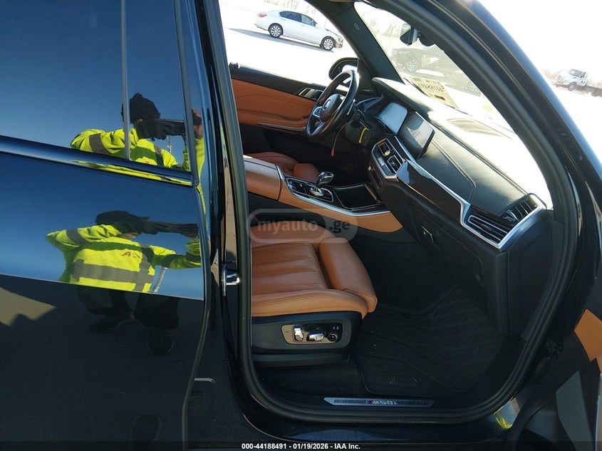 BMW M50i 4dr All-Wheel Drive Sport — миниатюра 5