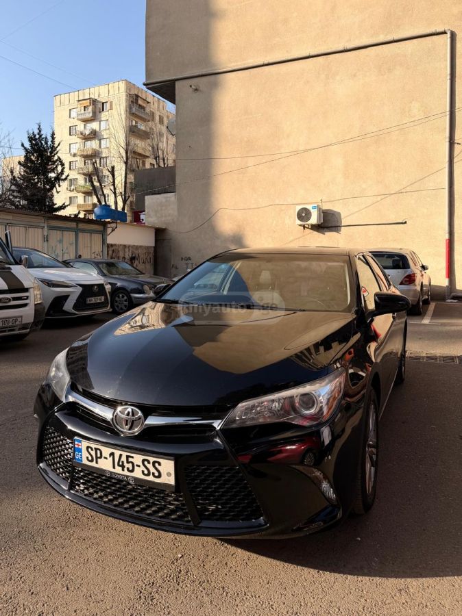 Toyota Camry - фото 1