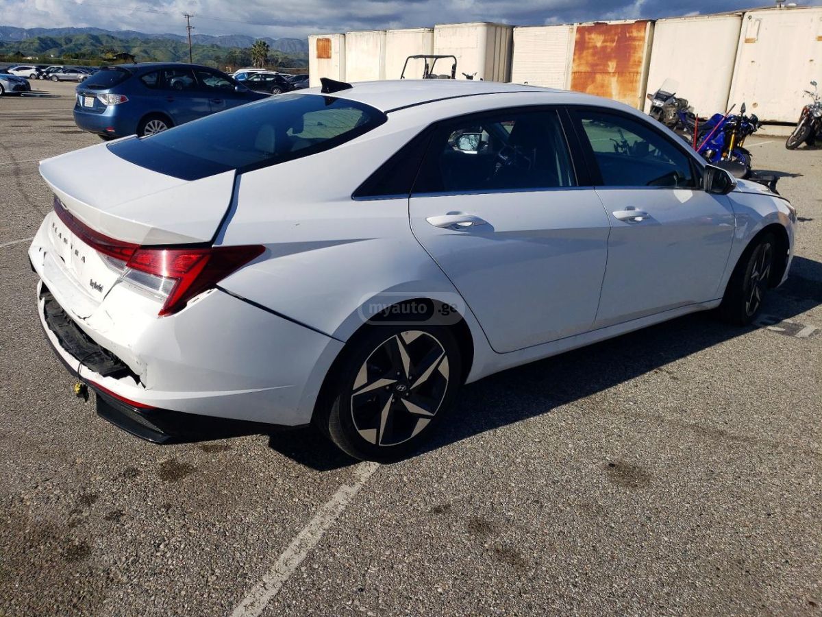 Hyundai Elantra - фото 3