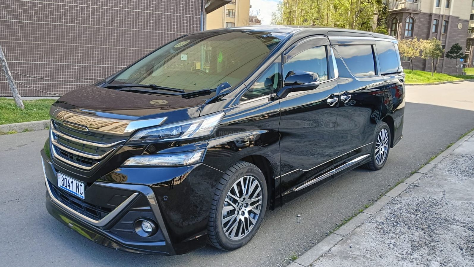 Toyota Alphard - фото 1