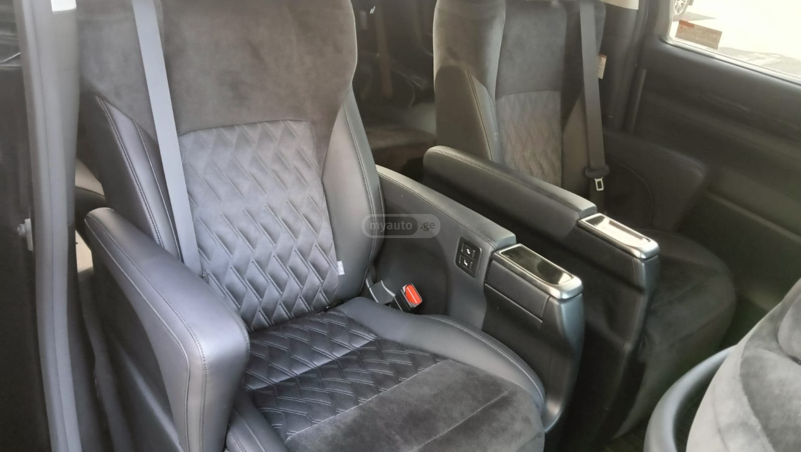 Toyota Alphard - фото 11