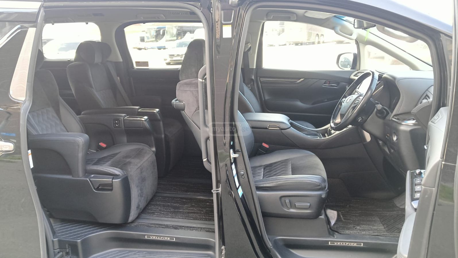 Toyota Alphard - фото 12