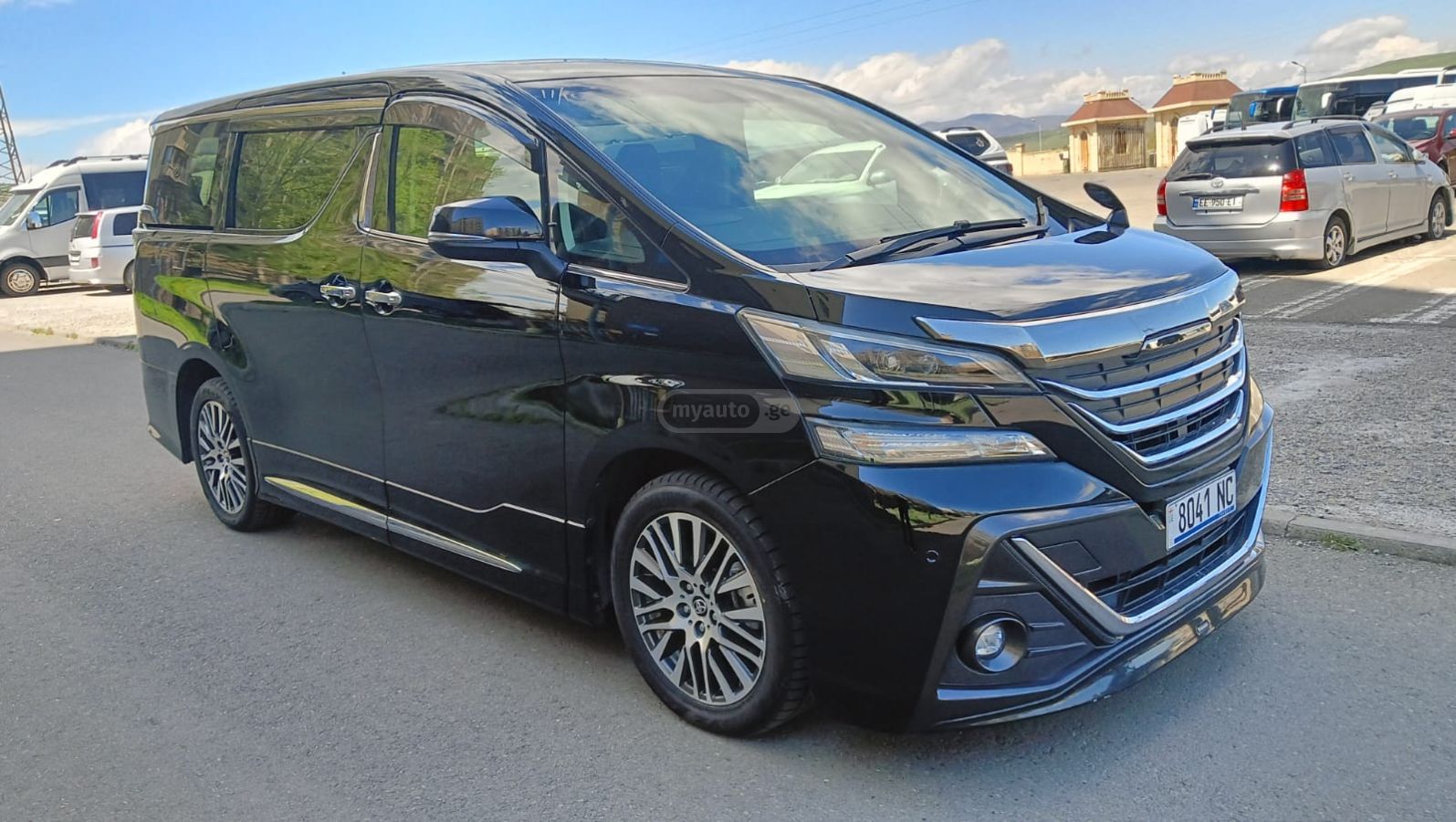 Toyota Alphard - фото 2