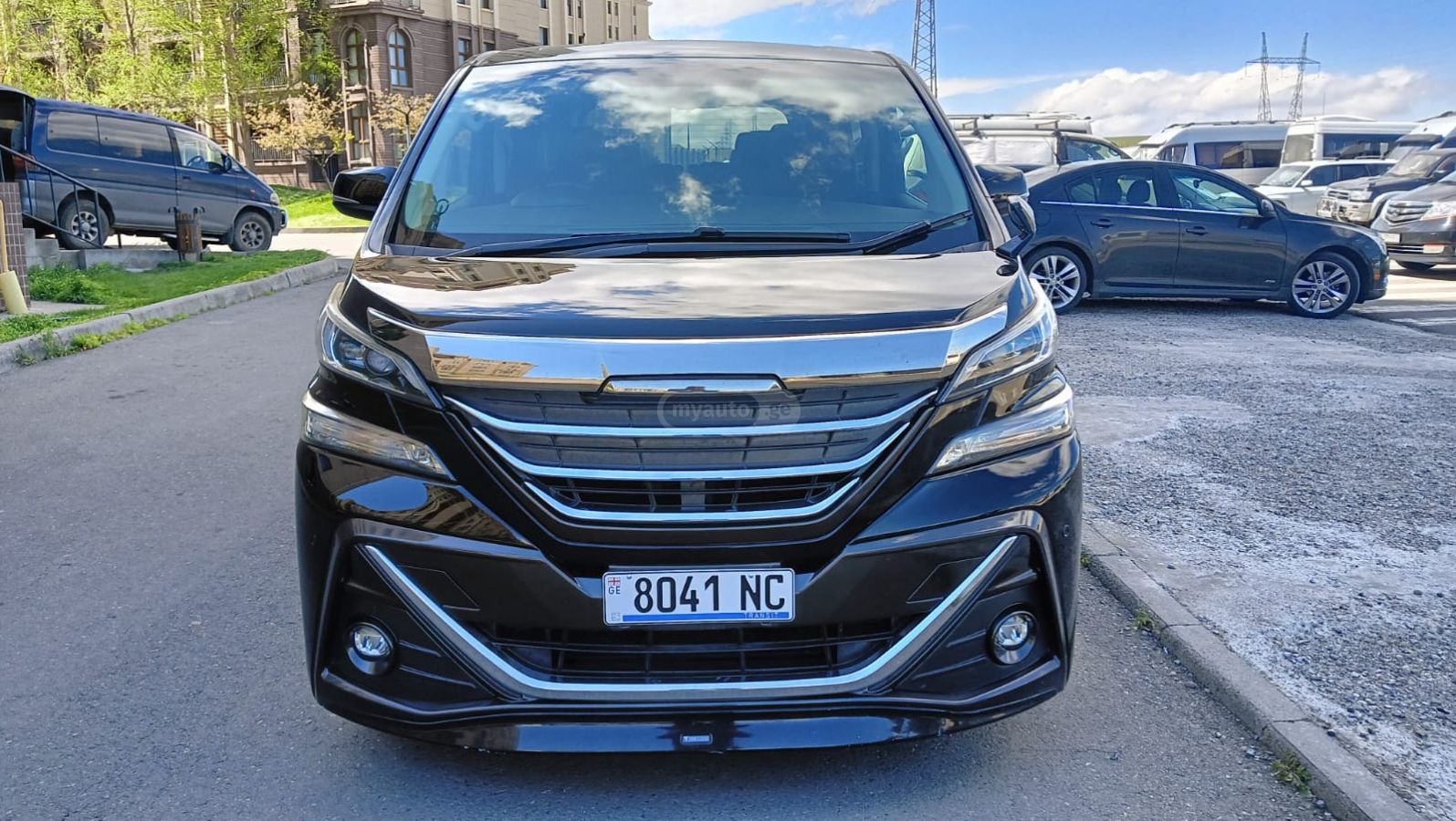 Toyota Alphard - фото 3