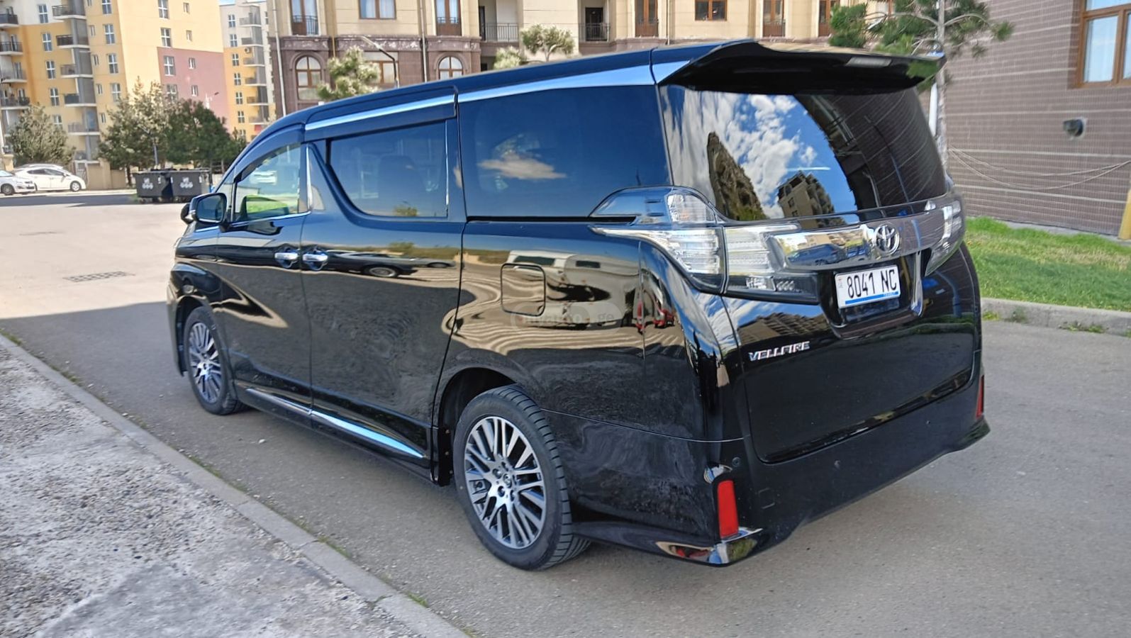 Toyota Alphard - фото 4