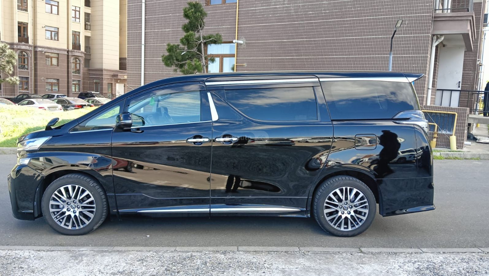 Toyota Alphard - фото 6
