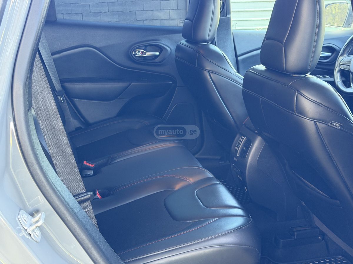 Jeep Cherokee - фото 12