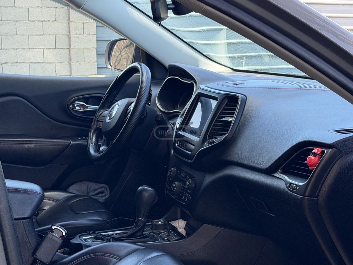 Jeep Cherokee - фото 13