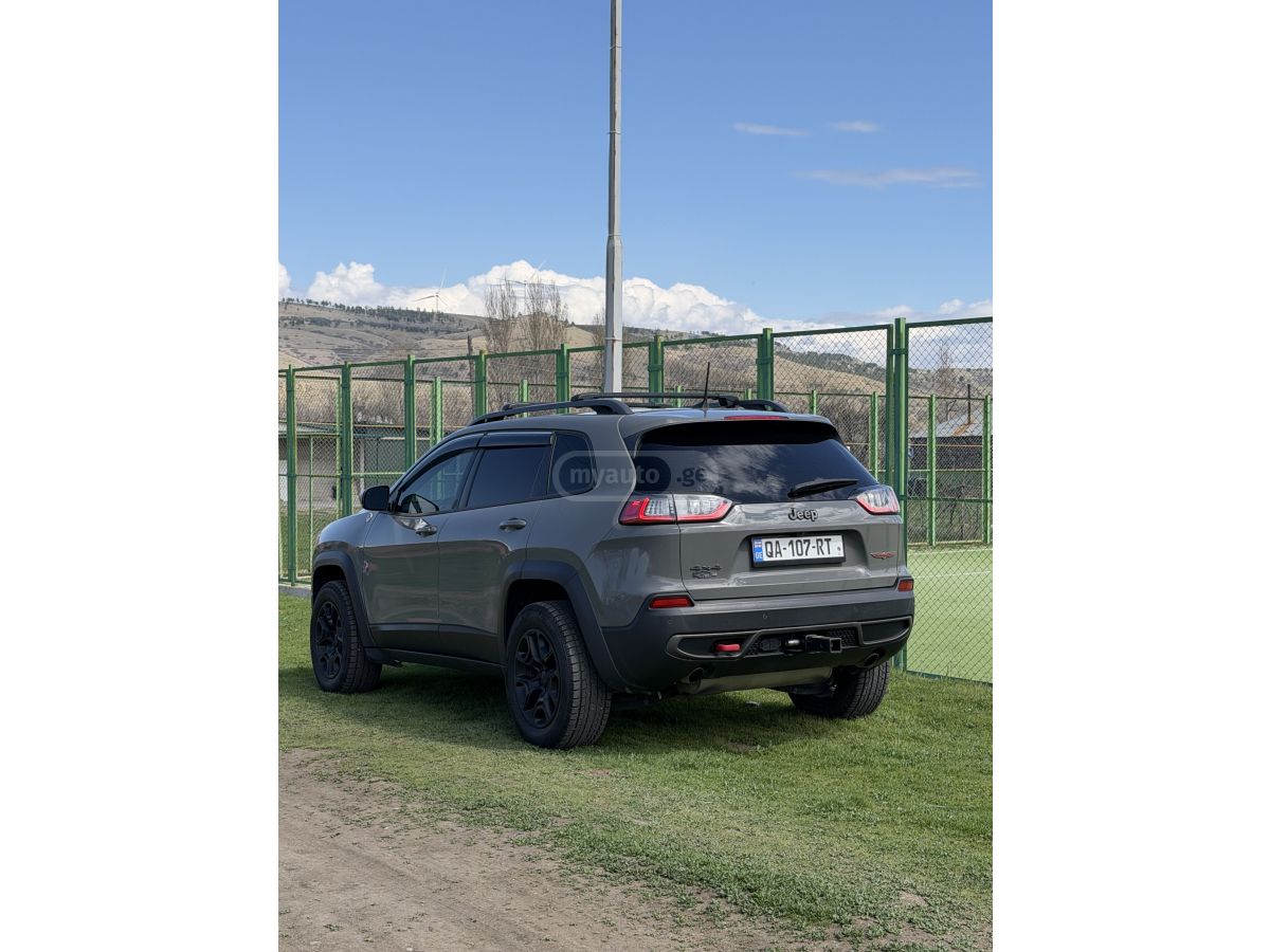 Jeep Cherokee - фото 3