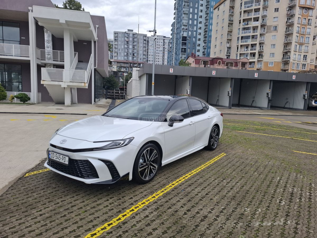 Toyota Camry - фото 1