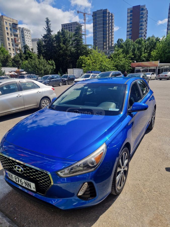 Hyundai Elantra GT - фото 1
