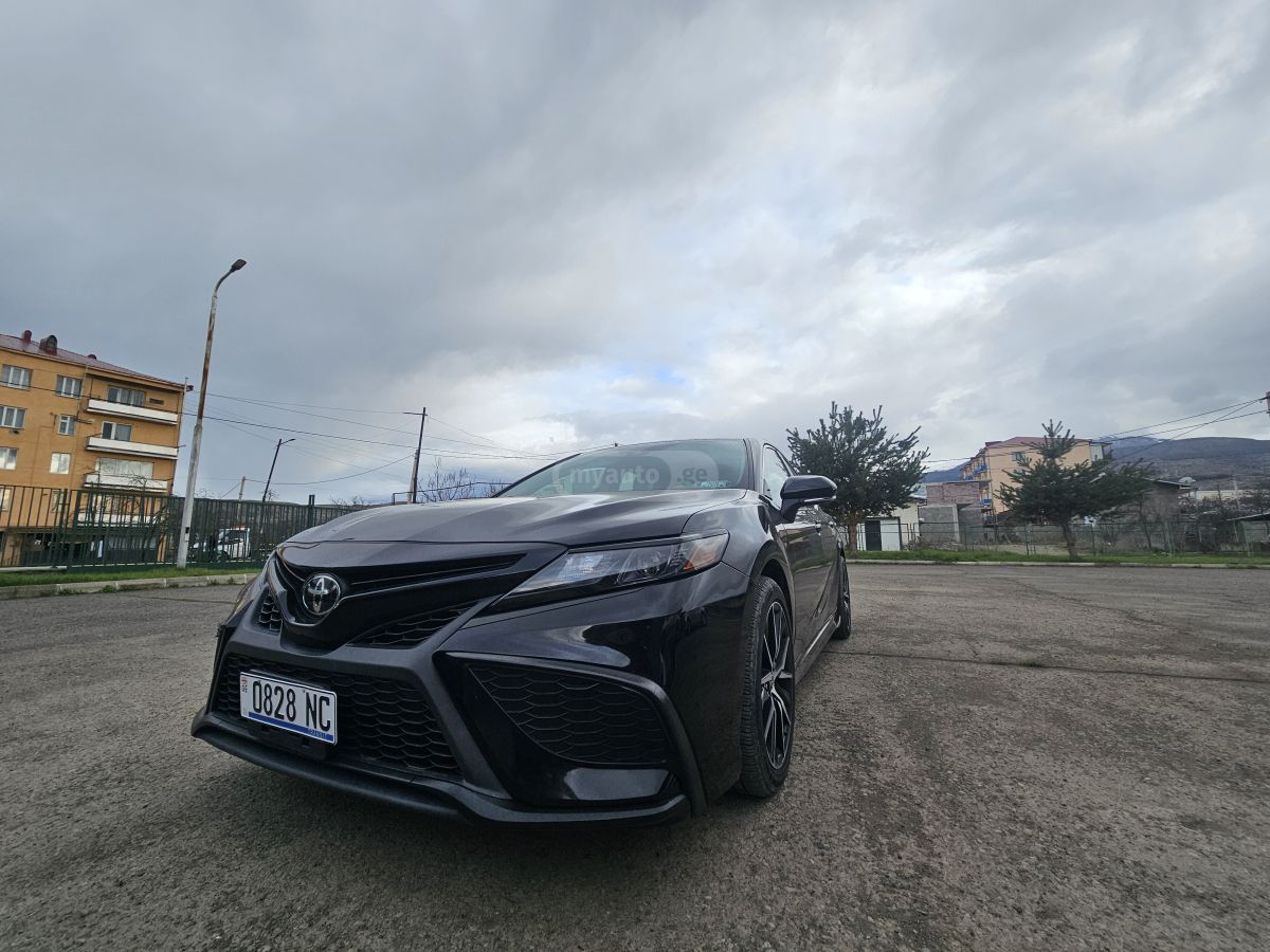 Toyota Camry - фото 1