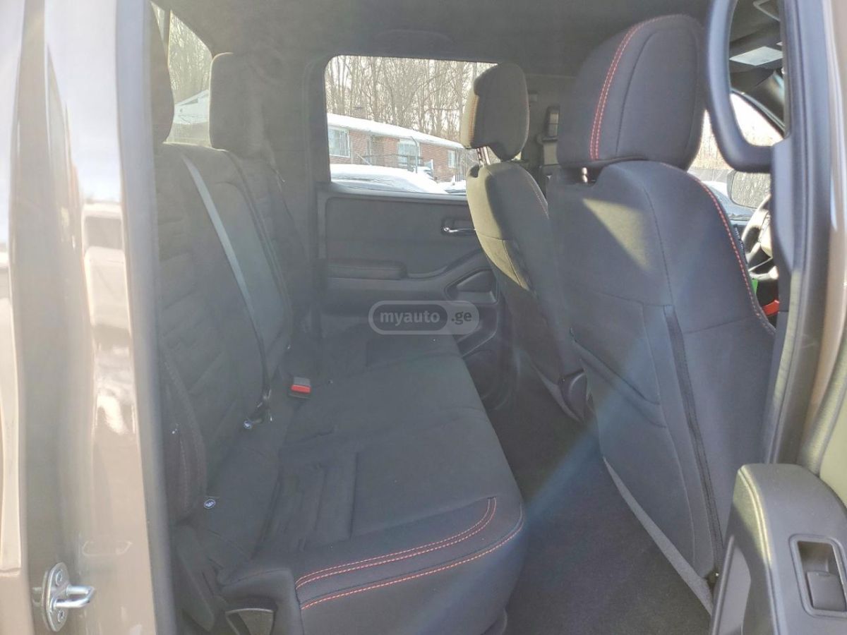 Nissan PRO-4X 4x4 Crew Cab 5 ft. box — миниатюра 10