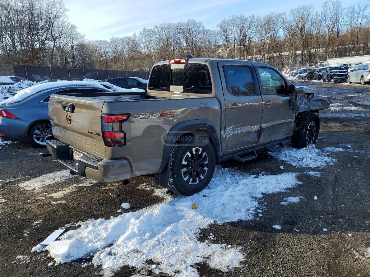 Nissan PRO-4X 4x4 Crew Cab 5 ft. box — миниатюра 3