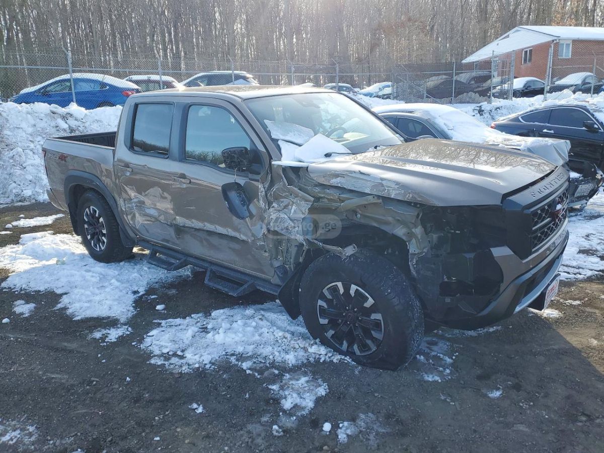 Nissan PRO-4X 4x4 Crew Cab 5 ft. box — миниатюра 4