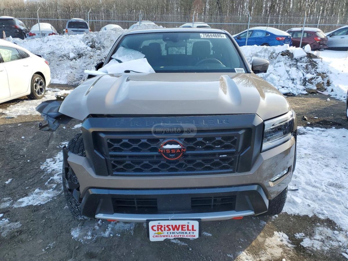 Nissan PRO-4X 4x4 Crew Cab 5 ft. box — миниатюра 5