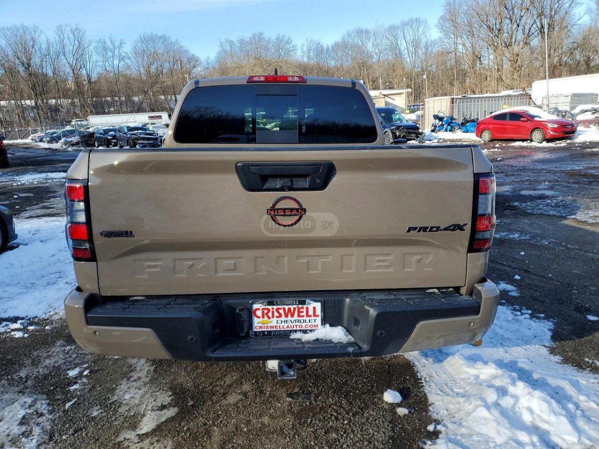 Nissan PRO-4X 4x4 Crew Cab 5 ft. box — миниатюра 6