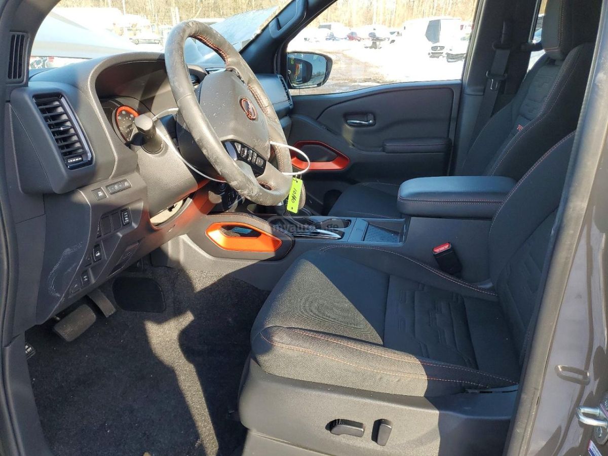 Nissan PRO-4X 4x4 Crew Cab 5 ft. box — миниатюра 7