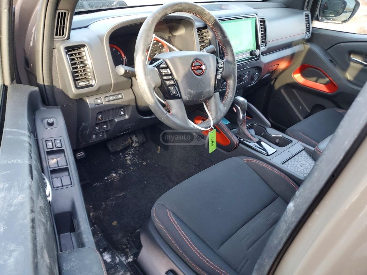 Nissan PRO-4X 4x4 Crew Cab 5 ft. box — миниатюра 8