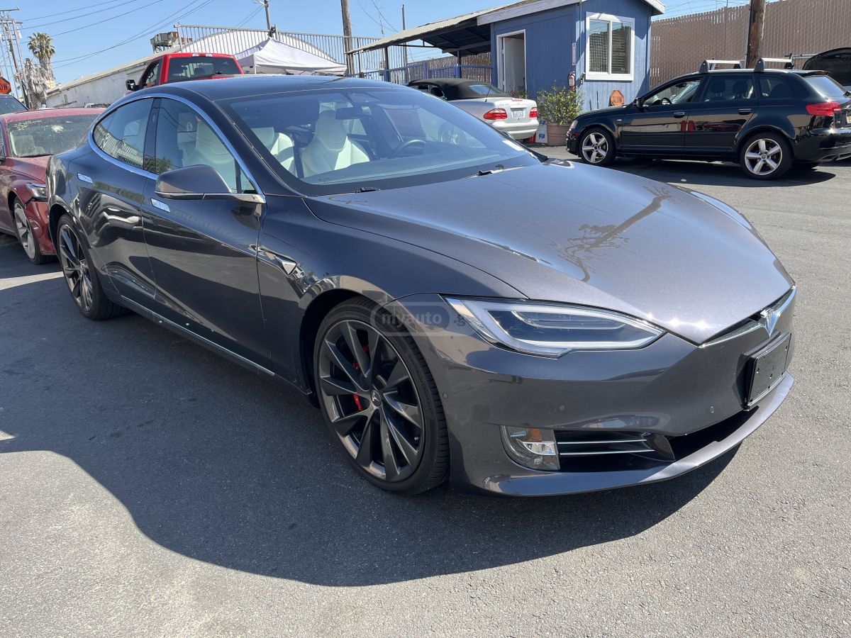 Tesla Model S - фото 1