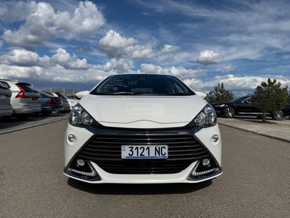 Toyota Aqua - фото 2
