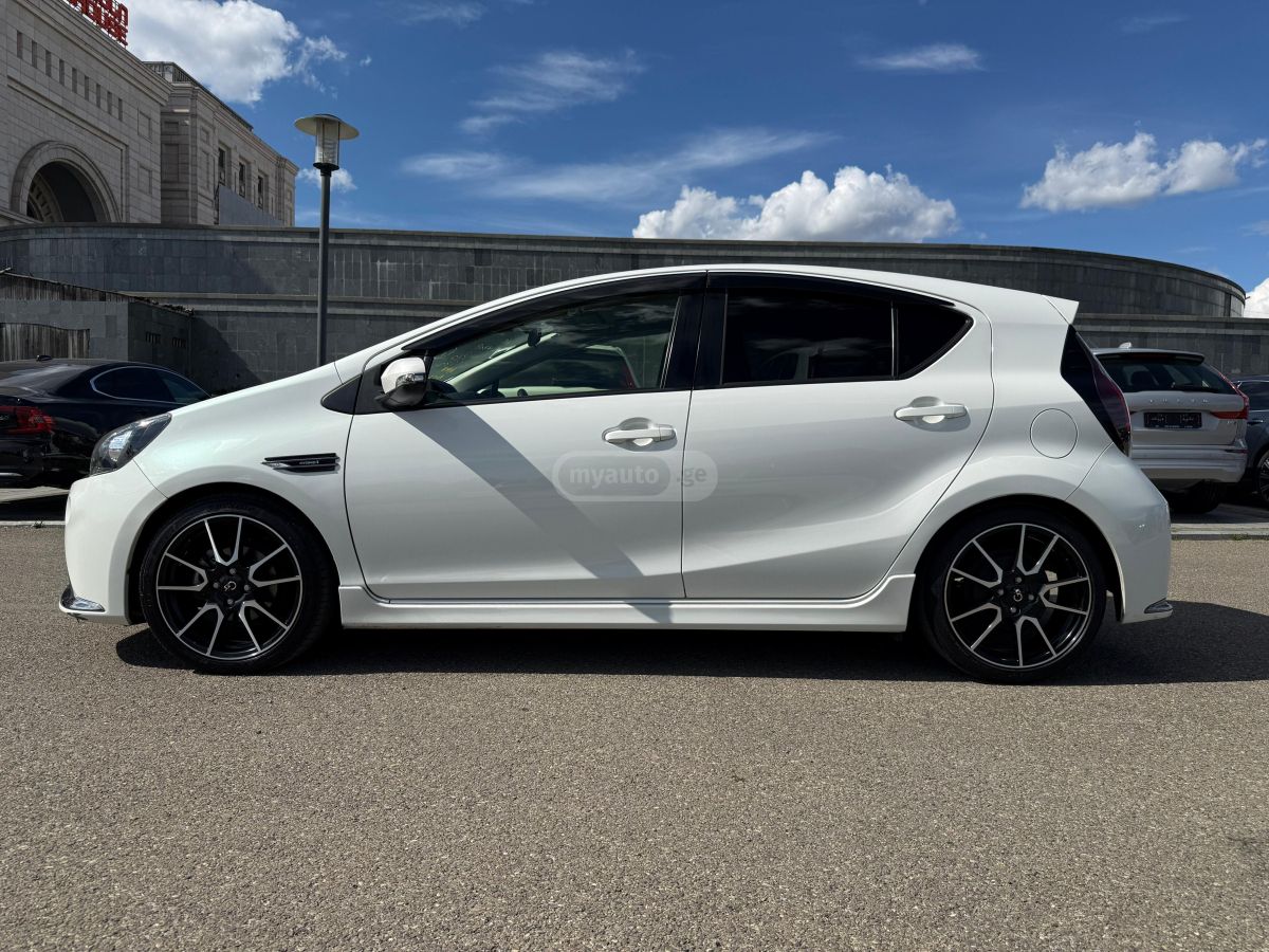 Toyota Aqua - фото 4