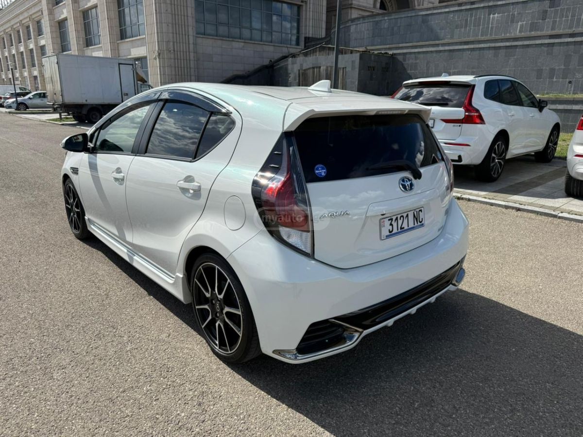 Toyota Aqua - фото 5
