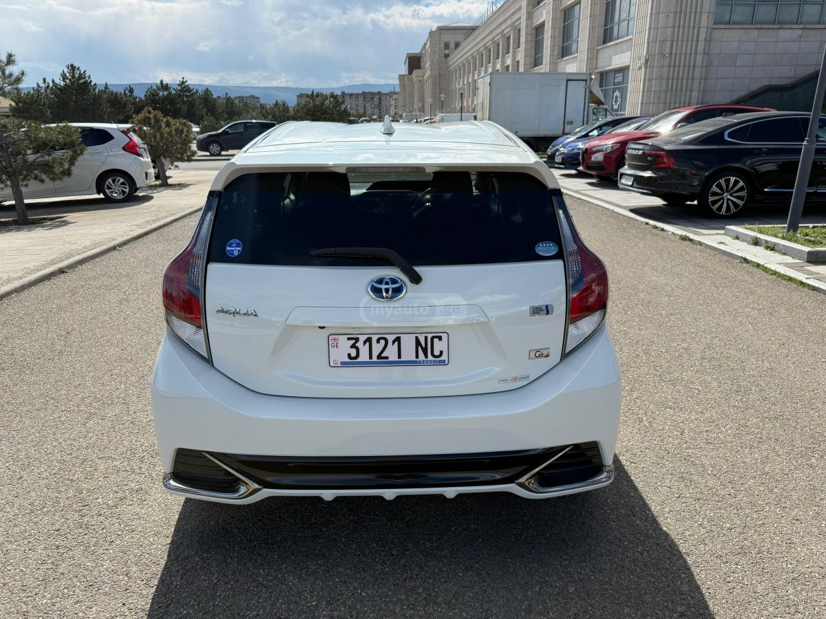 Toyota Aqua - фото 6