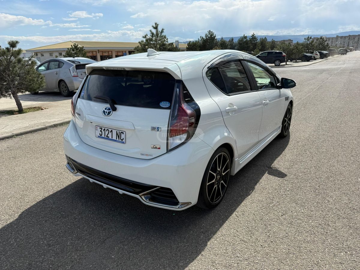 Toyota Aqua - фото 7