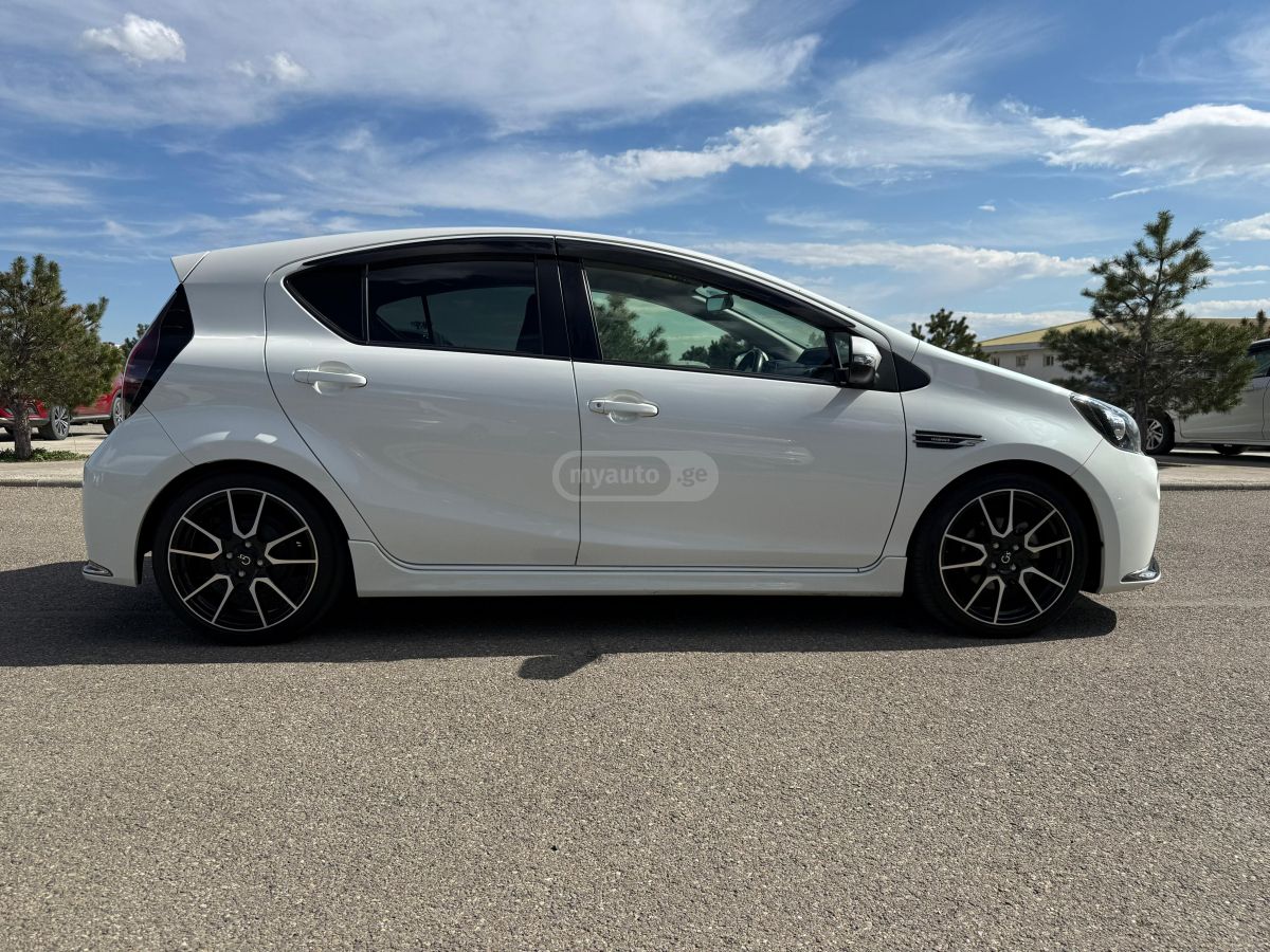 Toyota Aqua - фото 8