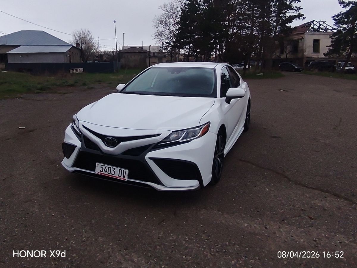 Toyota Camry - фото 1