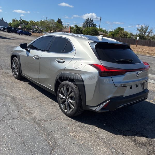 Lexus UX 250 h - фото 2