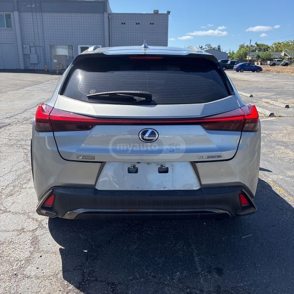 Lexus UX 250 h - фото 3