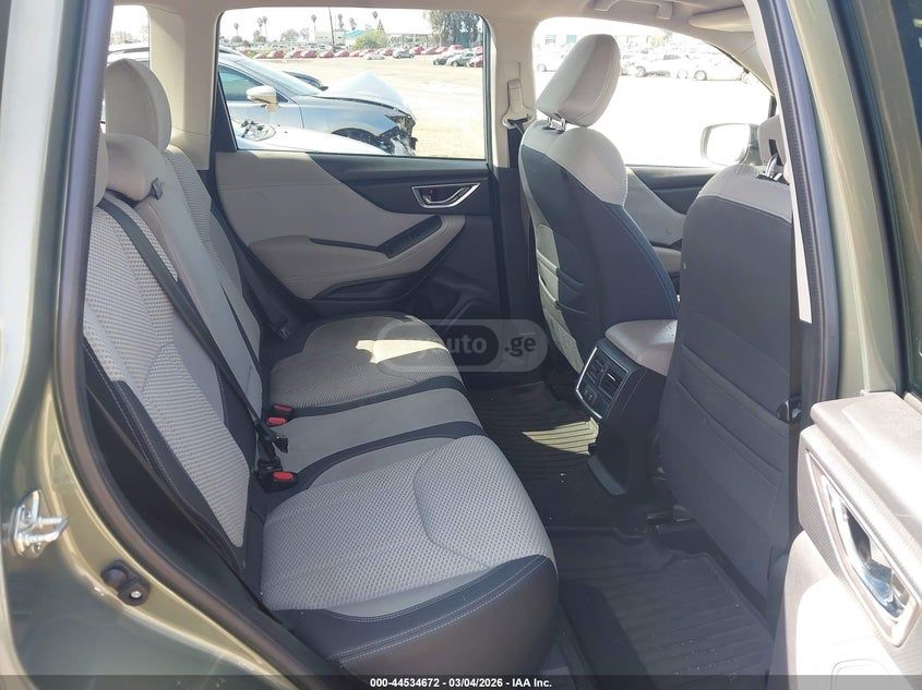 Subaru Premium 4dr All-Wheel Drive CV — миниатюра 8