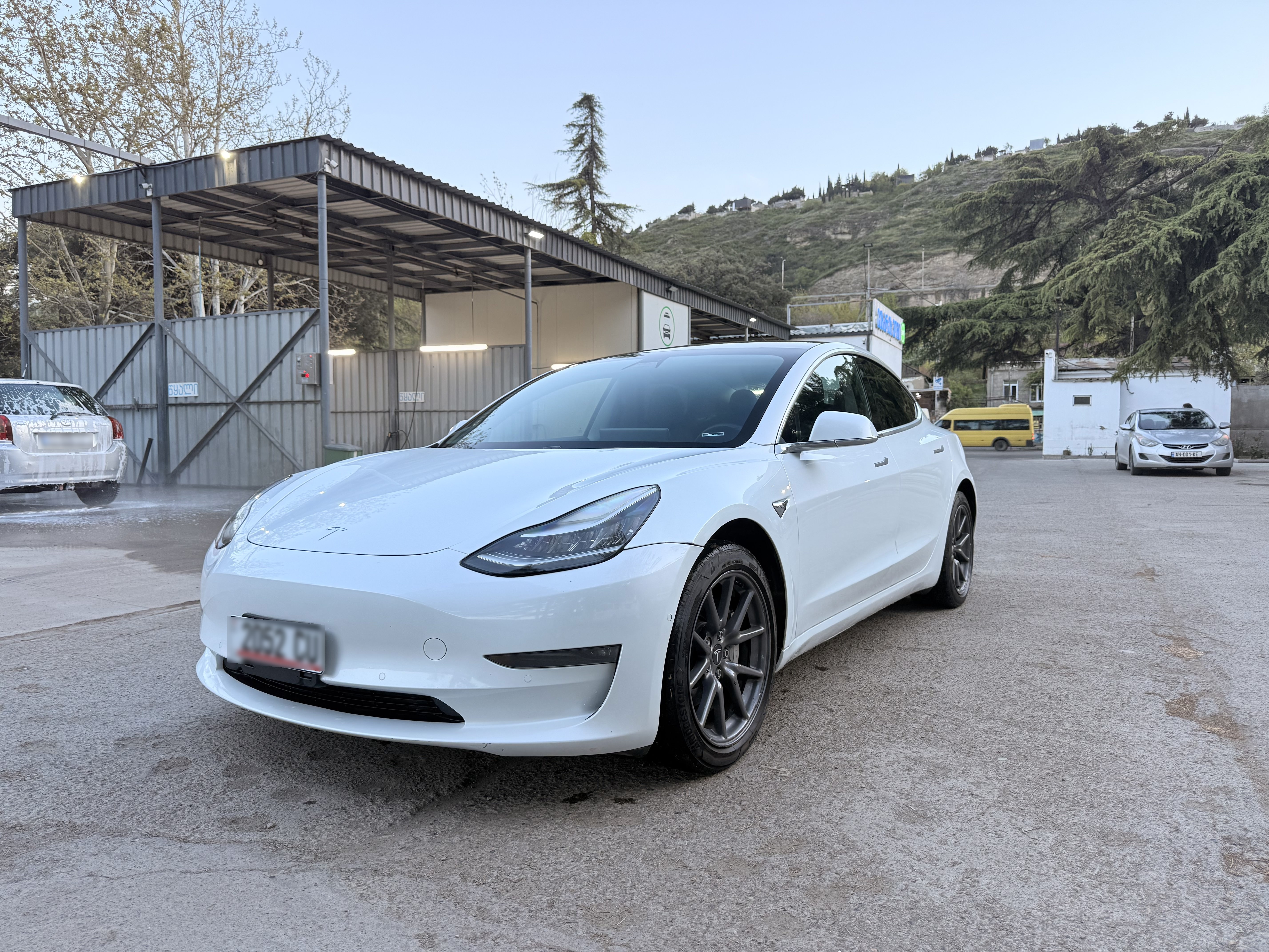 Tesla Model 3 - фото 1