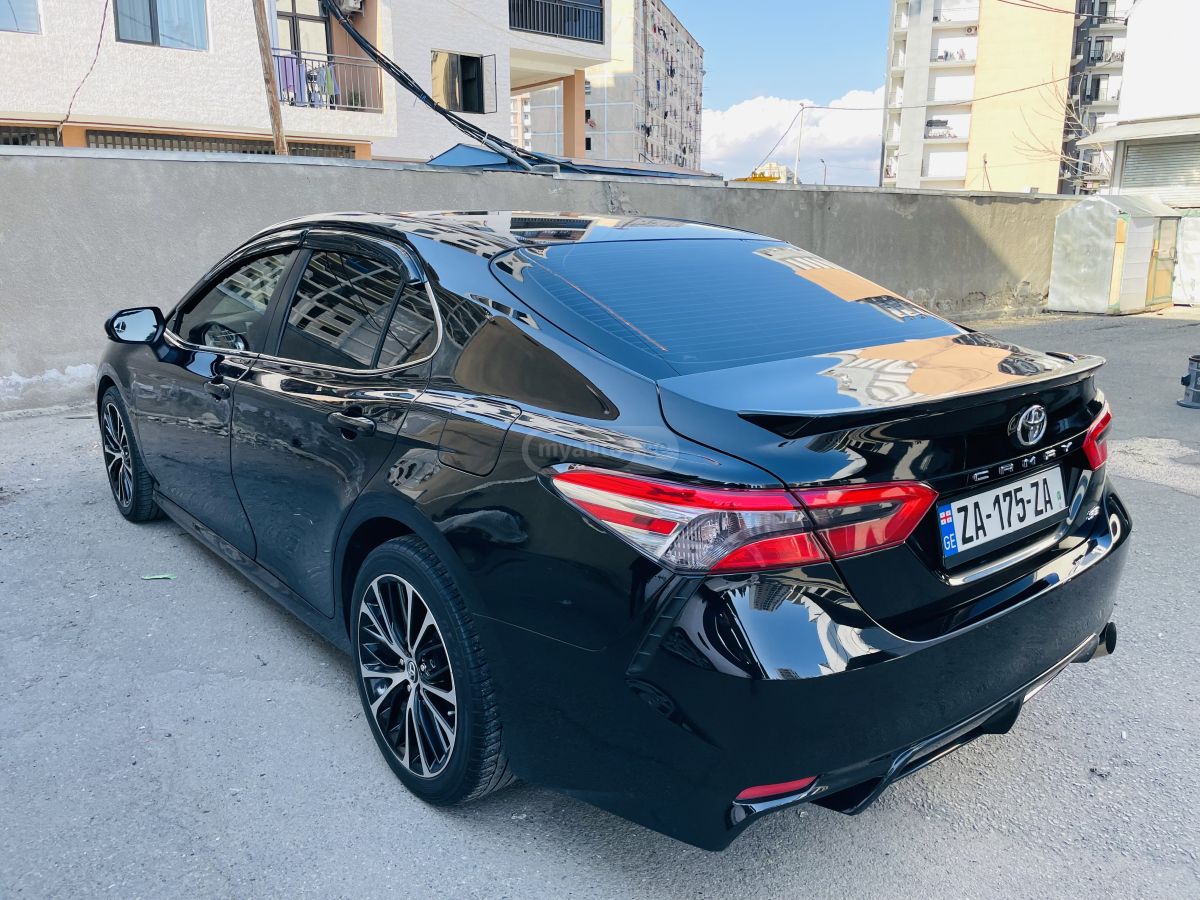 Toyota Camry - фото 1