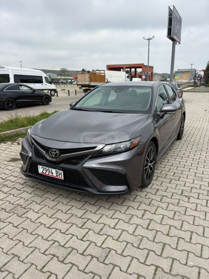 Toyota Camry - фото 1