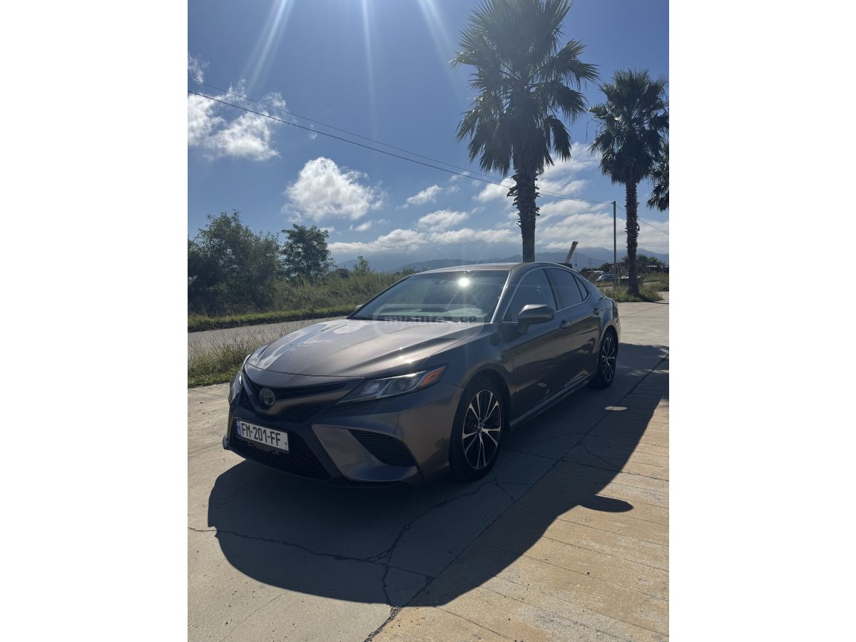 Toyota Camry - фото 1