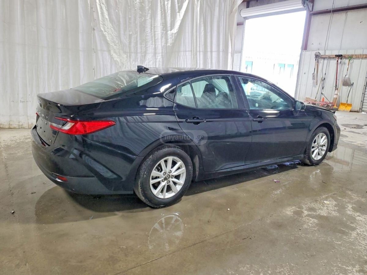 Toyota Camry - фото 2