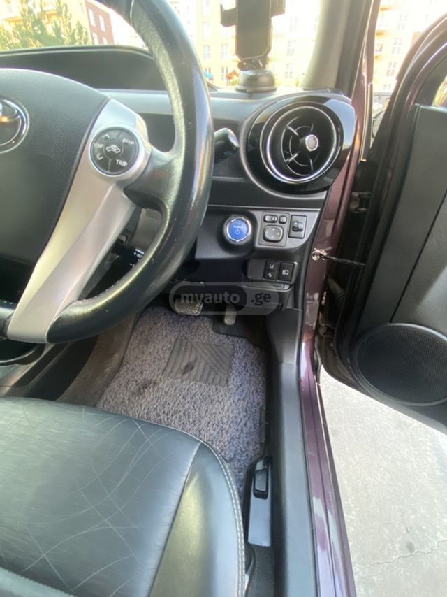 Toyota Aqua - фото 5