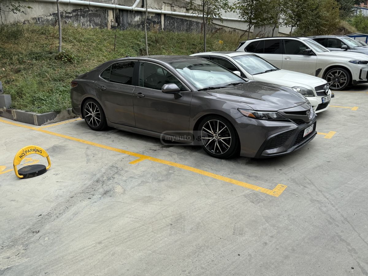 Toyota SE 4dr Front-Wheel Drive Sedan — миниатюра 2