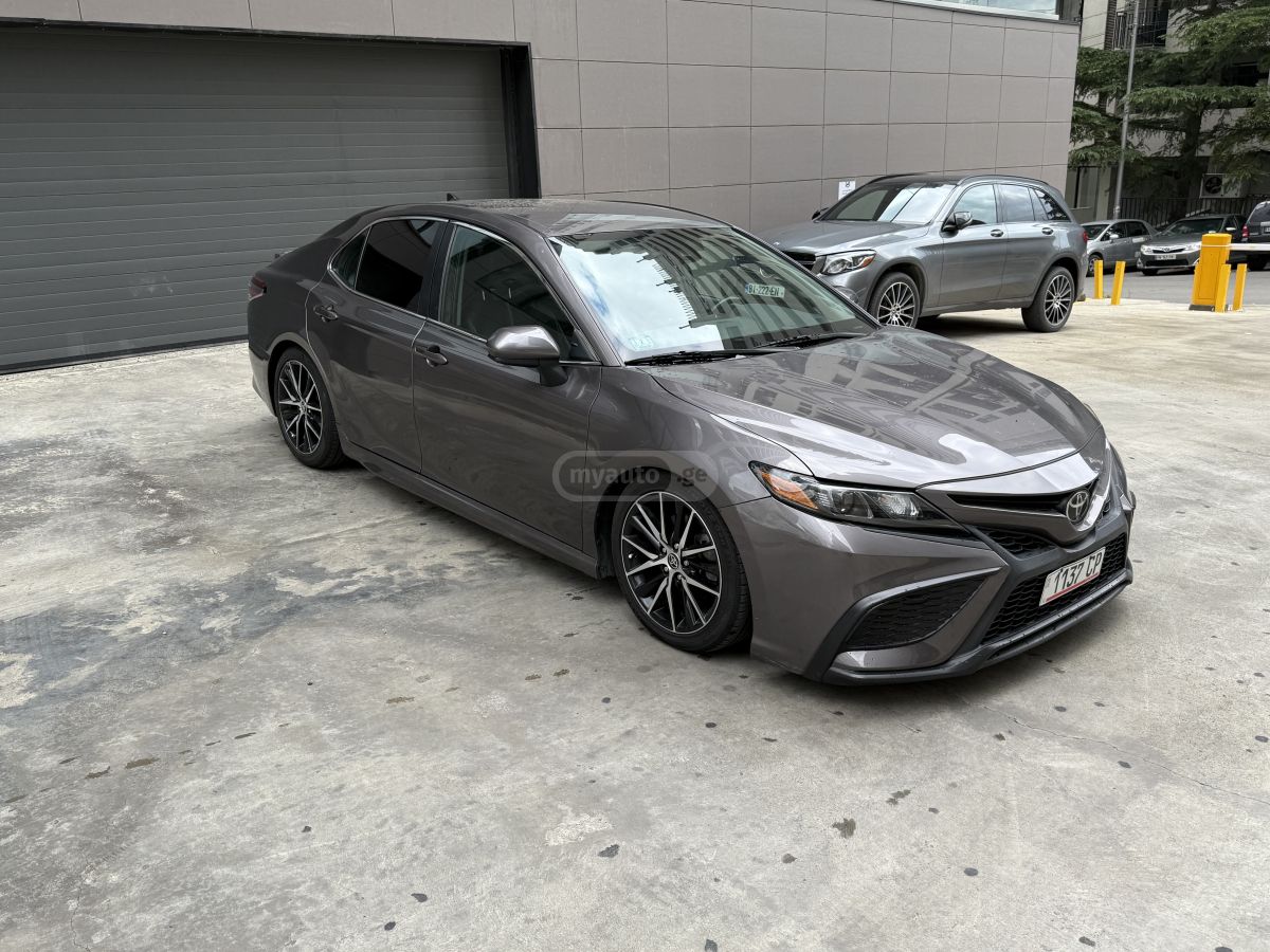 Toyota SE 4dr Front-Wheel Drive Sedan — миниатюра 3