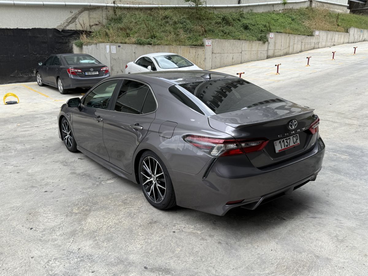 Toyota SE 4dr Front-Wheel Drive Sedan — миниатюра 6