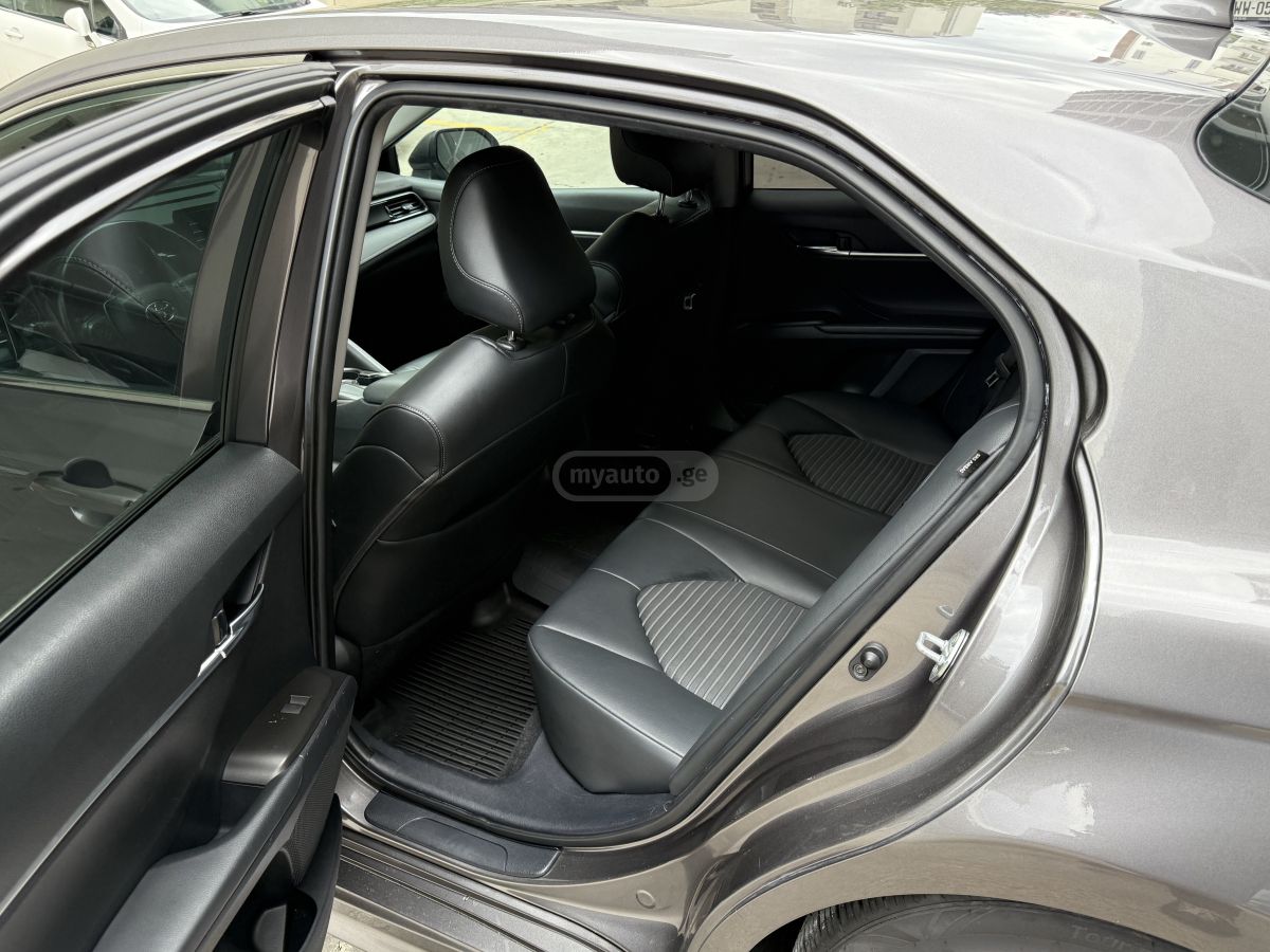 Toyota SE 4dr Front-Wheel Drive Sedan — миниатюра 8