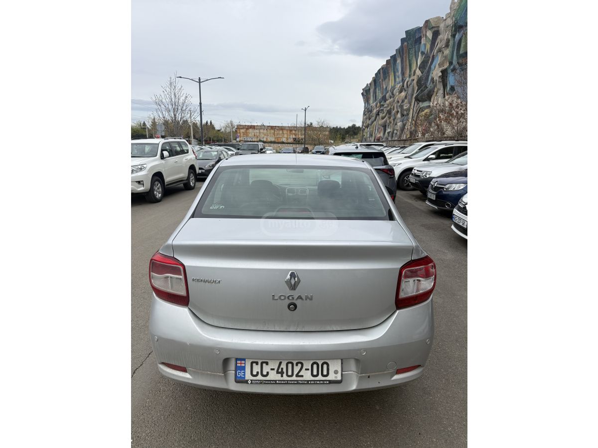 Renault Logan - фото 1