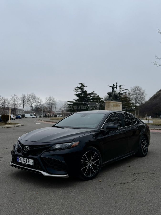 Toyota Camry - фото 1