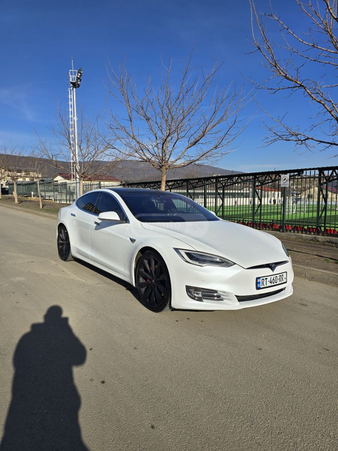 Tesla Model S - фото 1