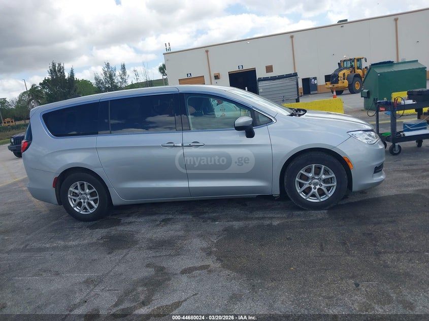 Chrysler Voyager 2023 — миниатюра 12