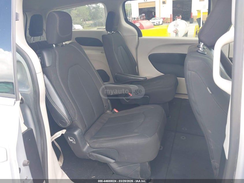 Chrysler Voyager 2023 — миниатюра 8